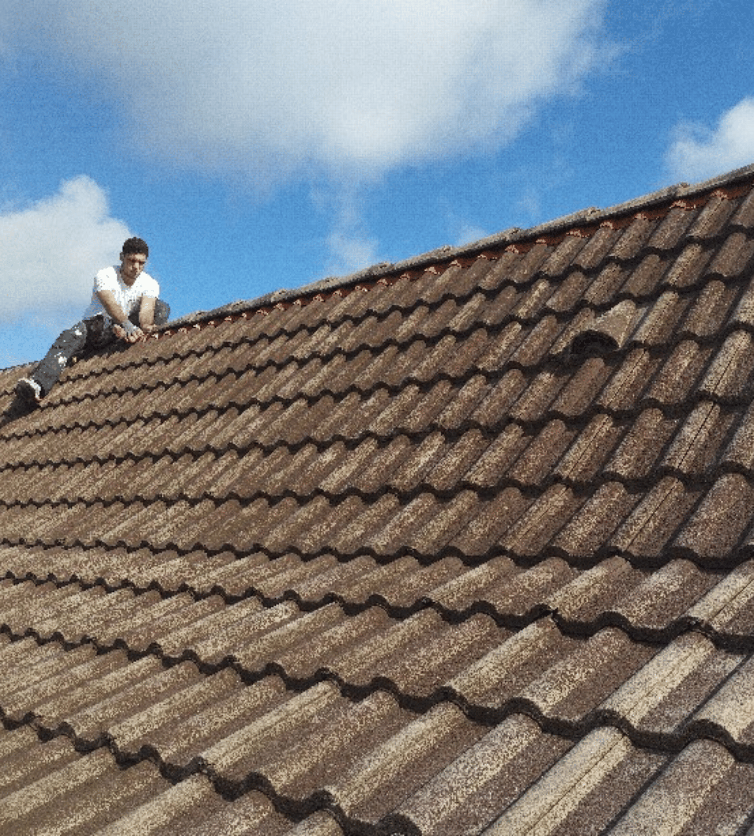 pose de tuiles sur une toiture par Artisan JVoisin